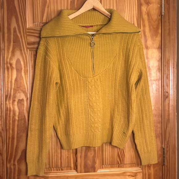 Guess knit sweater. Women size large. Excellent condition. - Picture 1 of 6